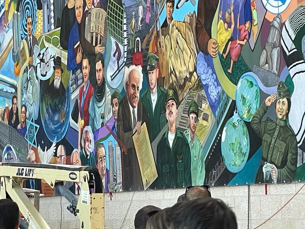Une fresque murale de 50 mètres sur le thème  »Am Israël Haï » dévoilée à l&rsquo;aéroport Ben Gourion