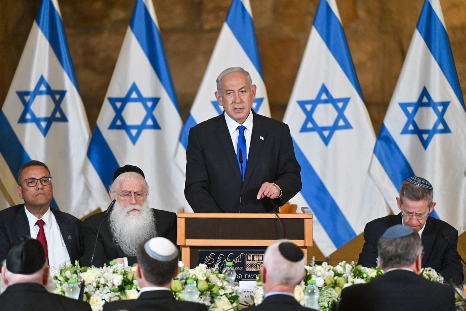 Le conseil des ministres a eu lieu dans les tunnels du Kotel; le Hamas menace