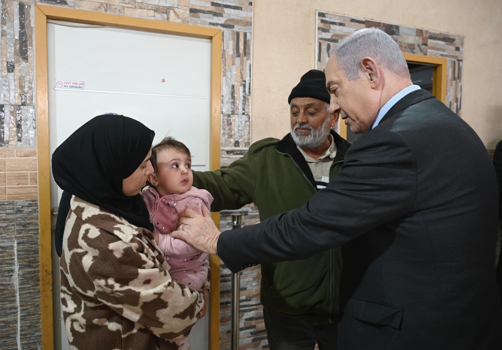 Netanyahou rend une visite de condoléances à la famille Abu Latif