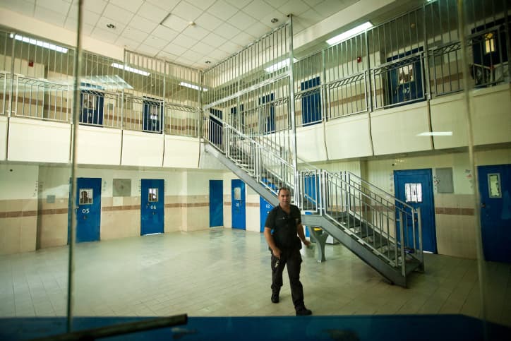 Enquête sur des relations intimes entre des gardiennes de prison et un terroriste