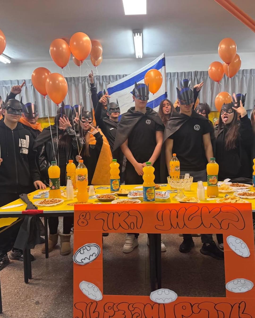 Pourim : des centaines d’Israéliens déguisés en Batman en hommage à Ariel Bibas