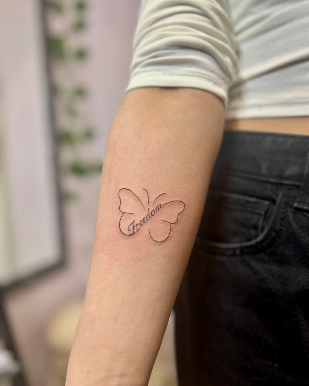 L’ex-otage Daniella Gilboa se fait tatouer un papillon imaginé durant sa captivité