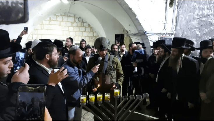 Allumage de la Hanoukia sur la tombe de Yossef: près de 1000 fidèles présents