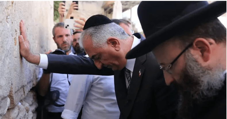 Le fils du Shah d’Iran rend une visite de condoléances à la famille Dee