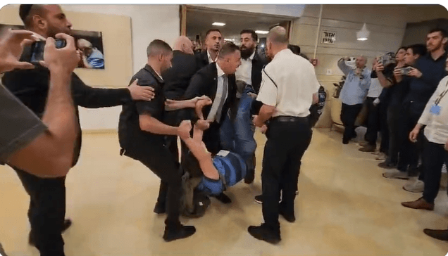 Expulsion de manifestants qui tentaient de pénétrer dans l’enceinte de la séance plénière de la Knesset
