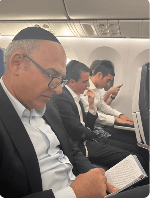 Une journaliste israélienne accuse des orthodoxes de l’avoir obligée à changer de place dans un avion parce qu’elle est une femme