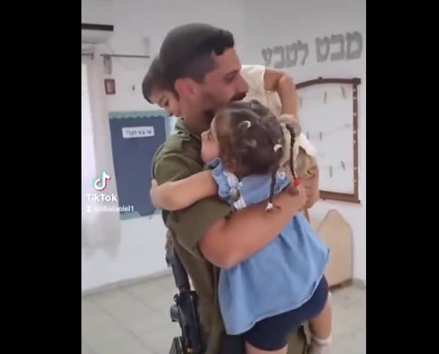 Emouvant: quand des Papas rentrent de milouïm et surprennent leurs enfants