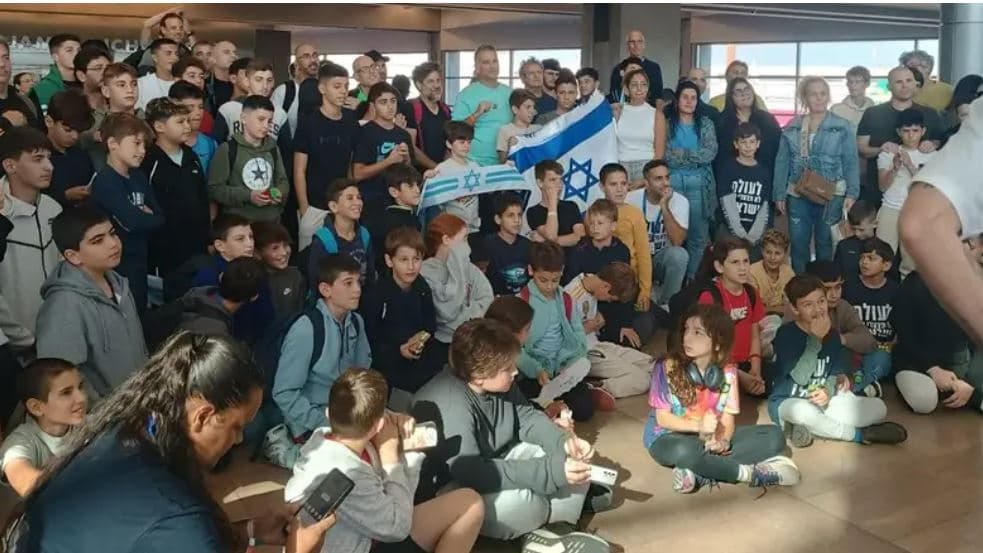 Des centaines d’enfants, survivants du 7 octobre, ont décollé pour assister aux matchs de l’équipe d’Israël en Hongrie
