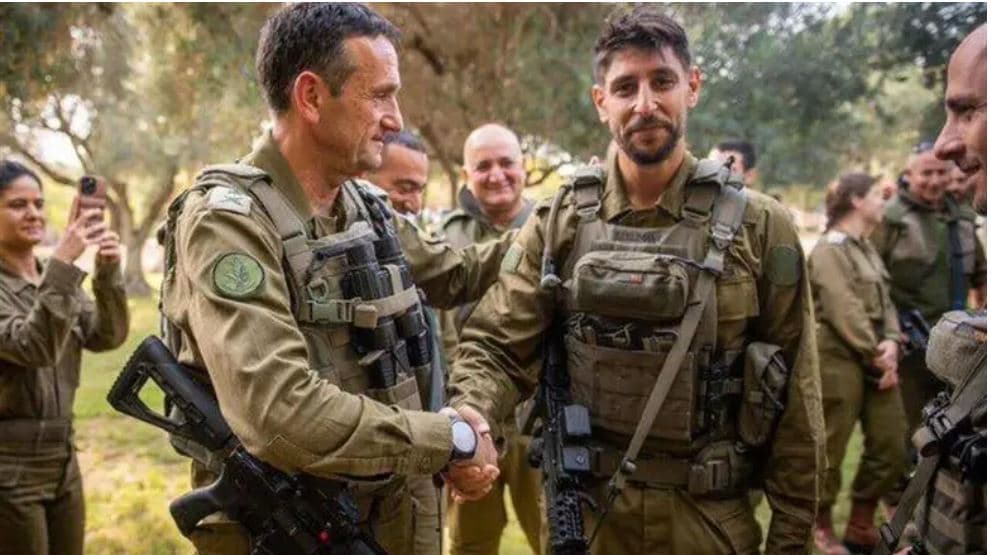 Le chanteur Idan Amedi gravement blessé au combat à Gaza