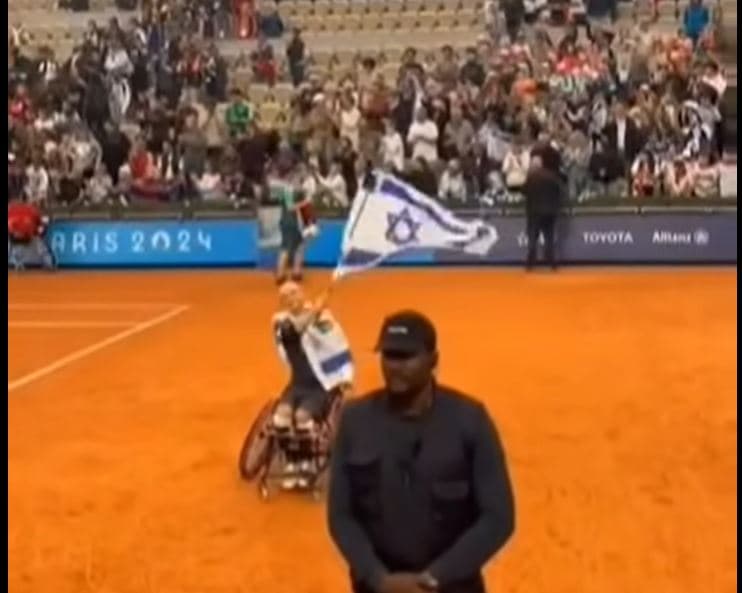 Jeux paralympiques: un blessé de la guerre Glaives de fer se voit refuser l’entrée à la piscine olympique avec un drapeau d’Israël et ses bâtons de marche