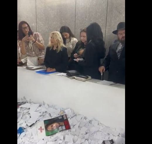 Sara Netanyahou a prié sur la tombe du Rabbi de Loubavitch avec des familles d’otages