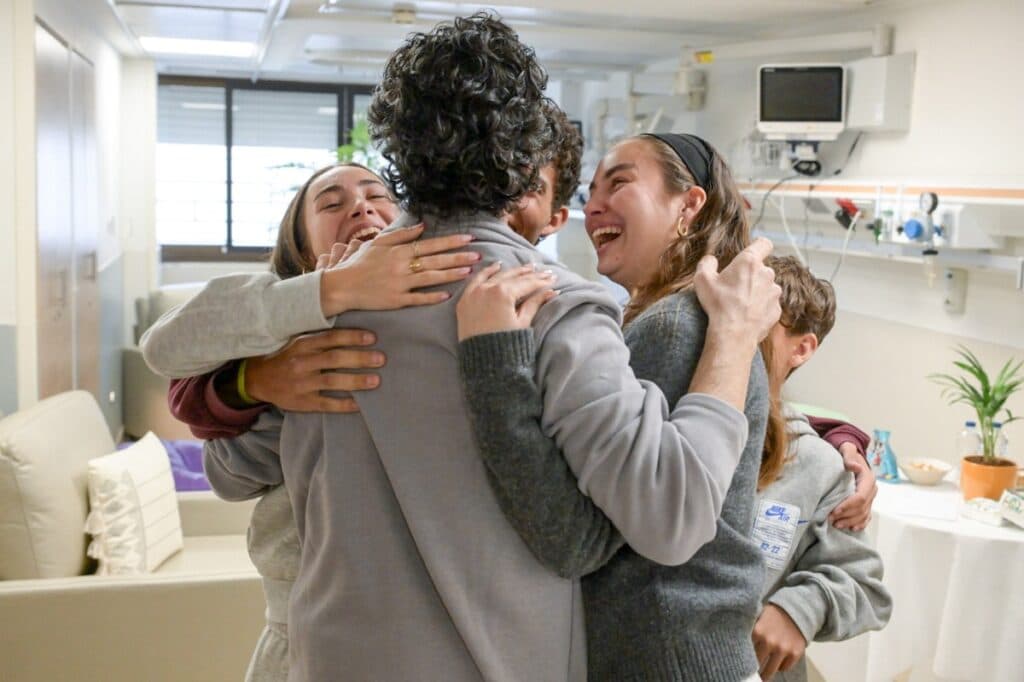 Les images de la libération des trois otages et de leurs retrouvailles avec leurs proches