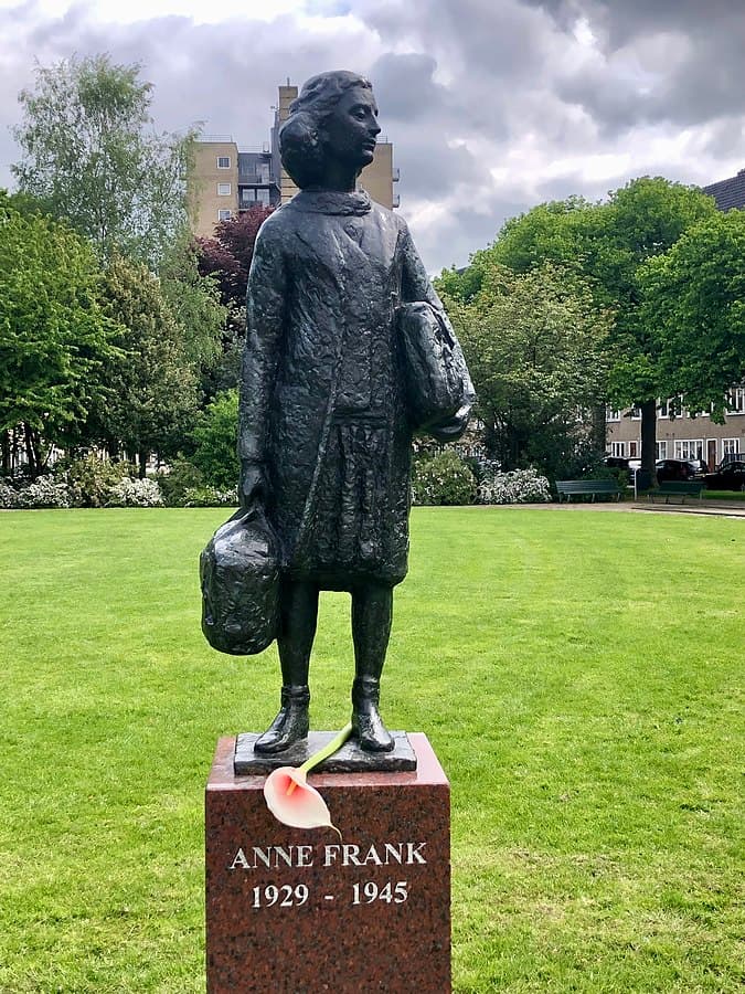 Une statue d’Anne Frank taguée du mot ”Gaza” à Amsterdam