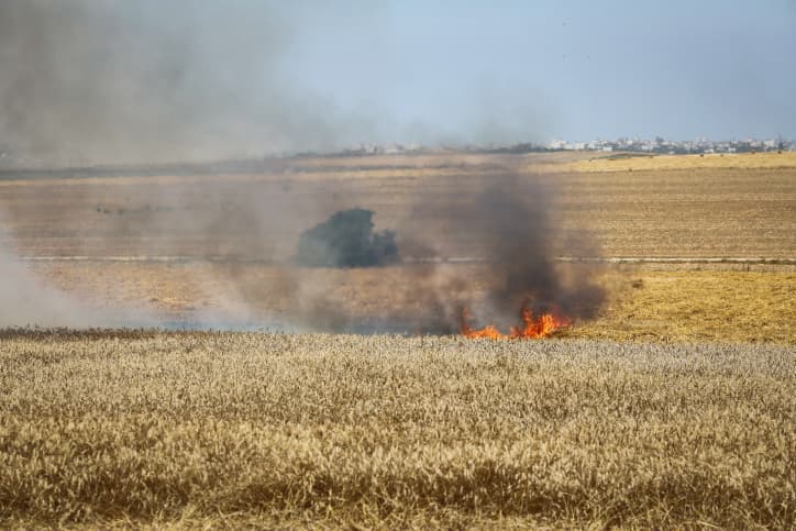 Terrorisme incendiaire : Binyamin Netanyahou s'adresse aux dirigeants du Néguev occidental