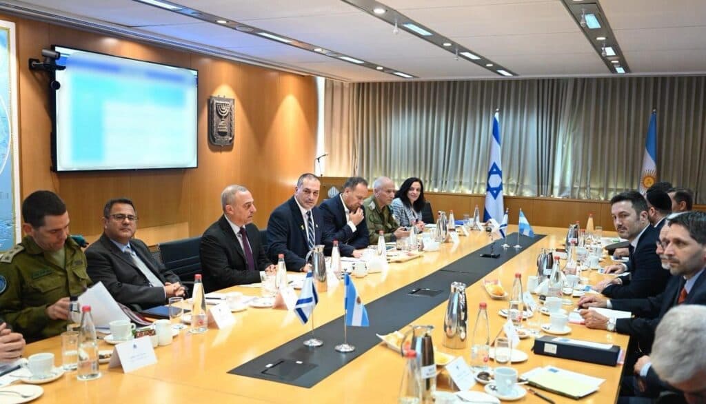 Le ministre argentin de la Défense en visite en Israël