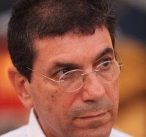 Naftali Benett monte d'un cran dans le combat contre le Corona