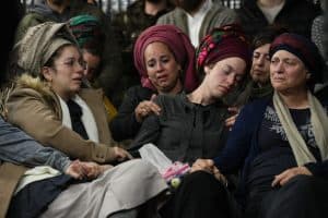 Des centaines de personnes à l'enterrement de Yehouda Dimentman hy''d