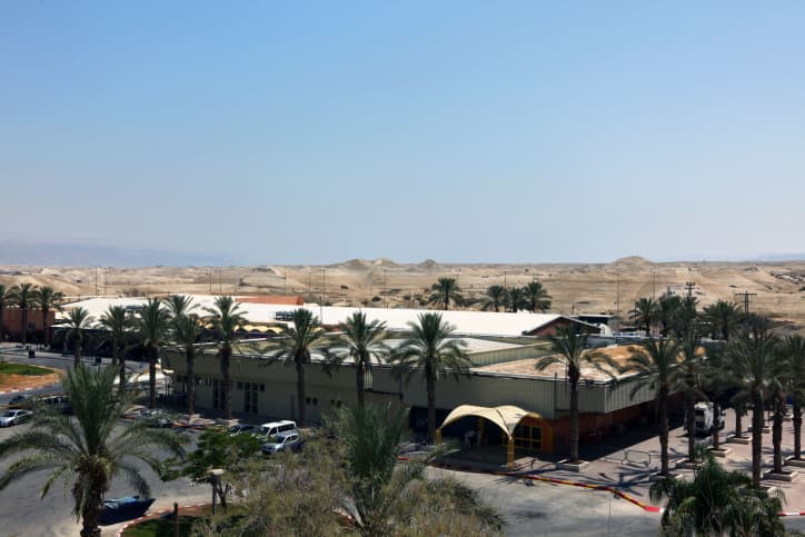 Une heure d’attente au passage Allenby: Israël retire son statut VIP à un ministre palestinien