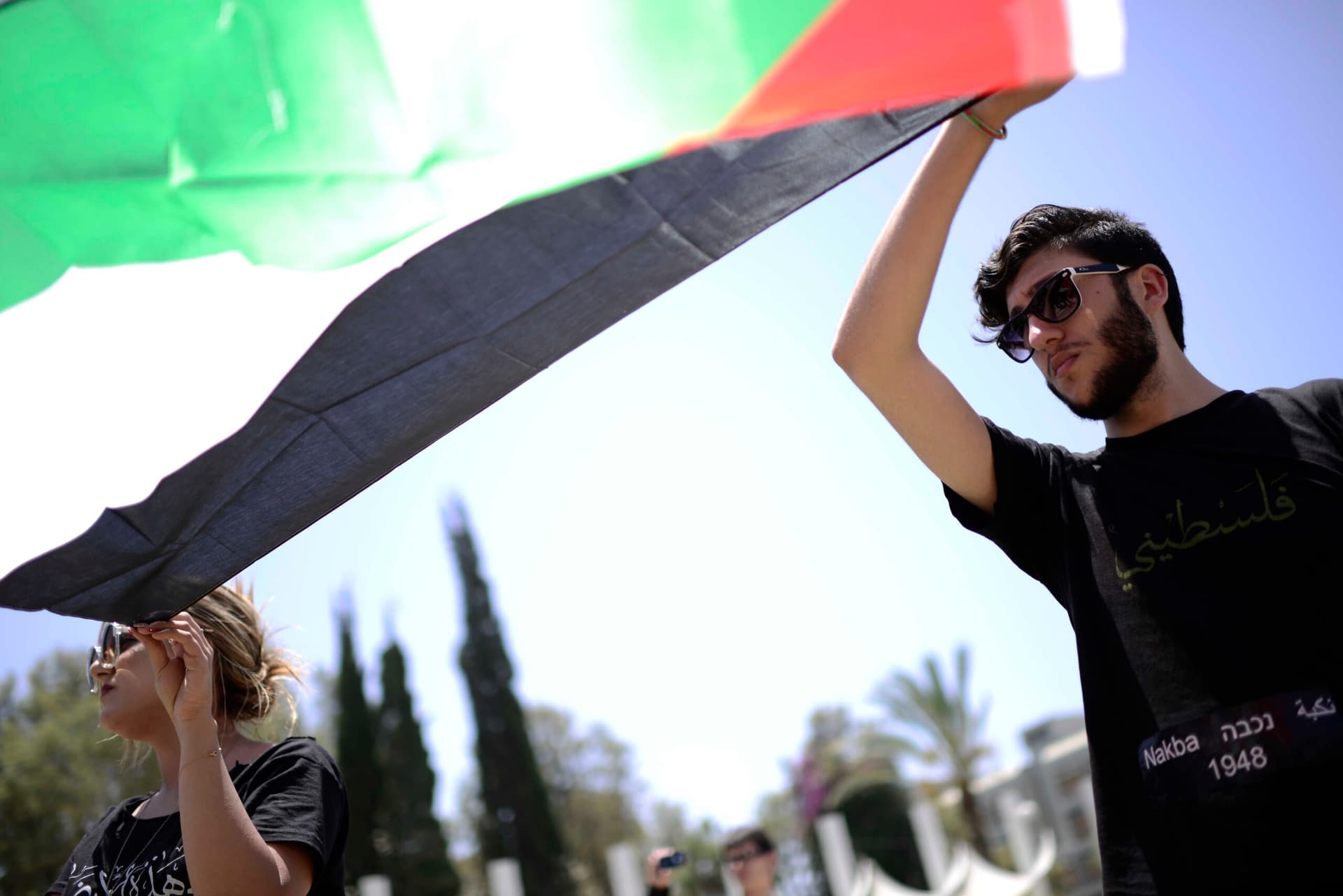 Un militant pro-palestinien vandalise une statue de Netanyahou au Musée de cire de Mexico