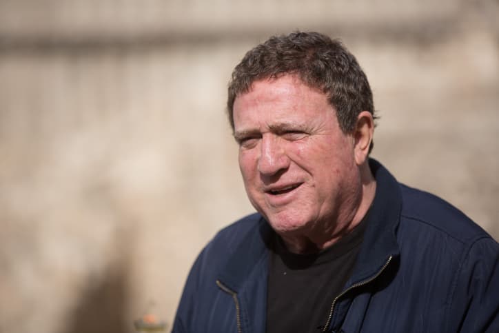 »Pourquoi tant d’efforts à crier aux goyim ce qu’ils ont toujours pensé sur nous? » Yehoram Gaon contre les manifestations anti-gouvernement à l’étranger