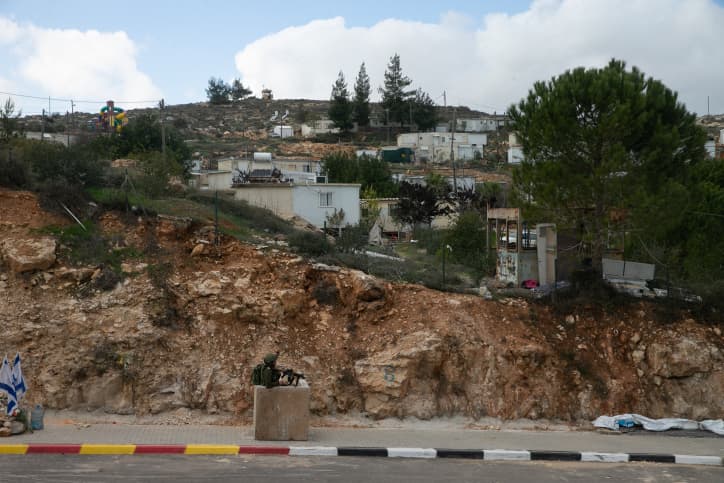 Affrontements entre les forces de l’ordre et les habitants d’un avant-poste évacué dans le Binyamin