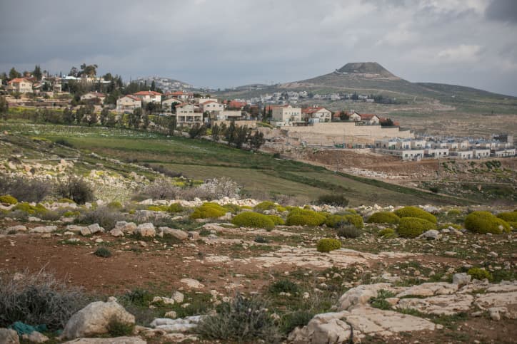 Une ville palestinienne illégale en cours de construction dans le désert de Judée