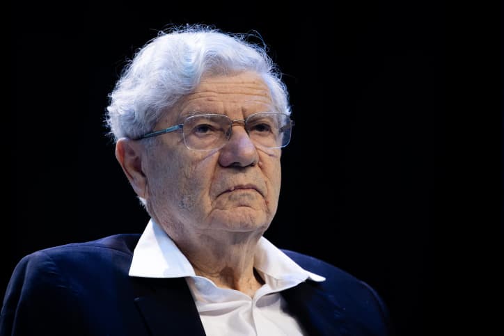 Aaron Barak, le père de la révolution judiciaire en Israël, contre la réforme de Yariv Levin