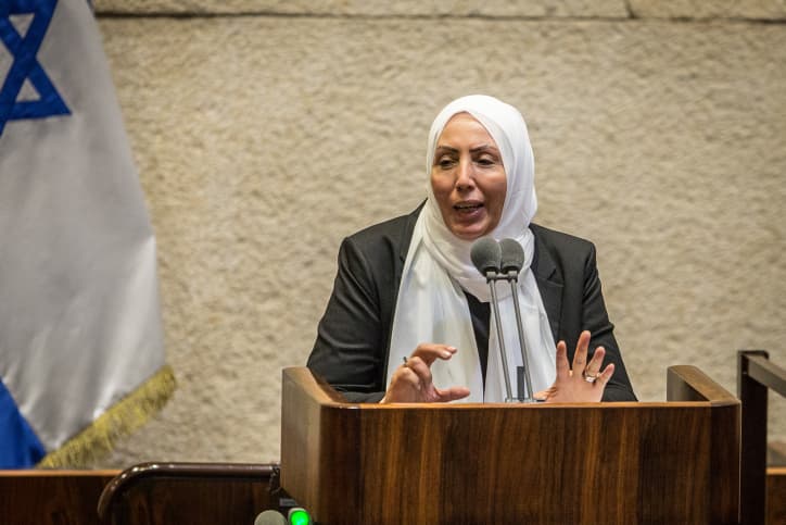 Iman Khatib-Yasin présente ses excuses: ”Je n’avais pas l’intention de nier les massacres commis”