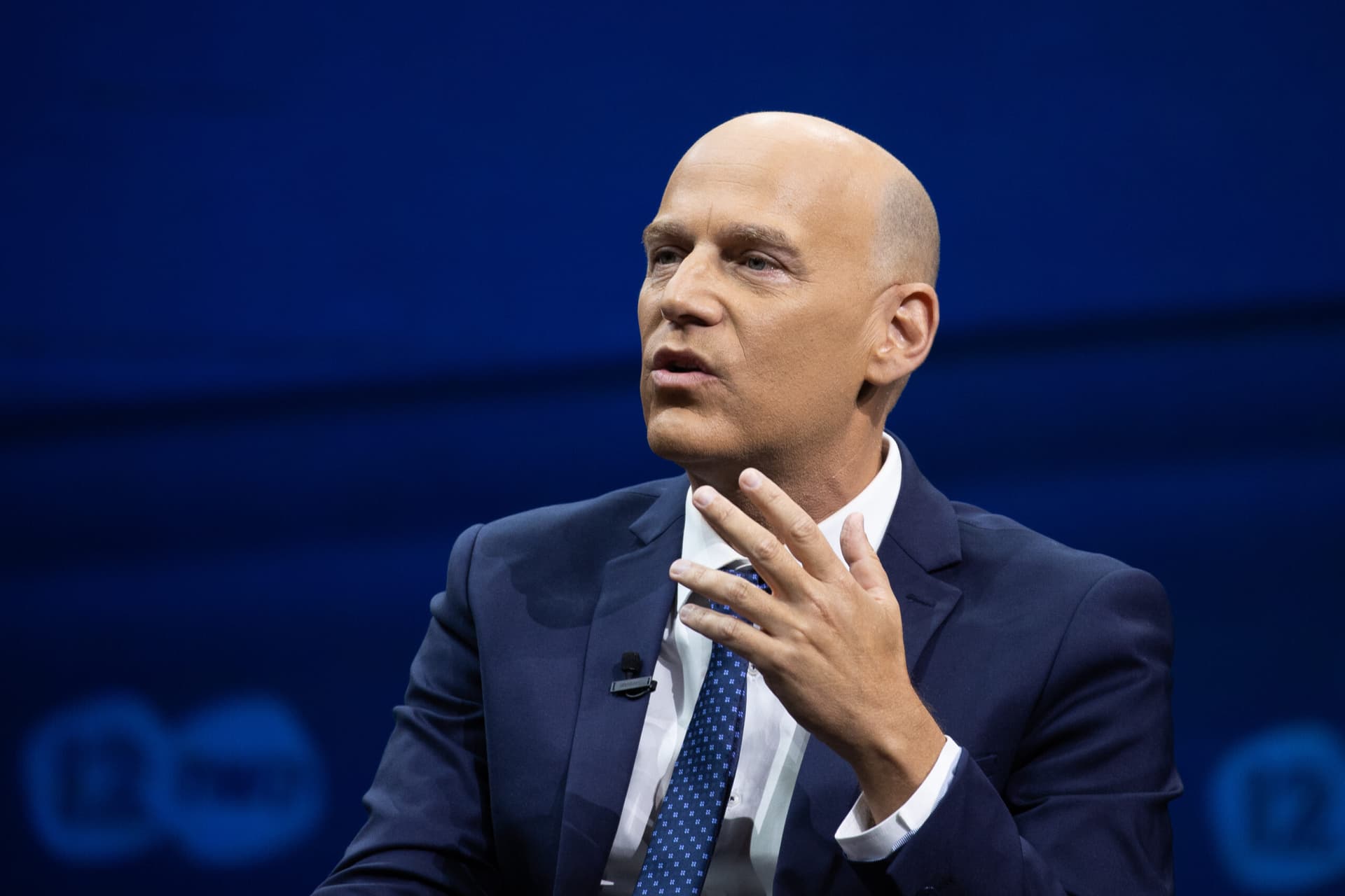 Un journaliste israélien s’étonne: »Pourquoi Netanyahou continue? D’où lui viennent ses forces? »