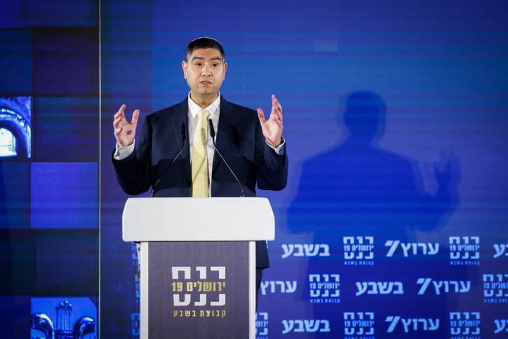 L’hebdomadaire ‘Besheva’ révèle combien il lui a été proposé pour mettre une page noire en Une