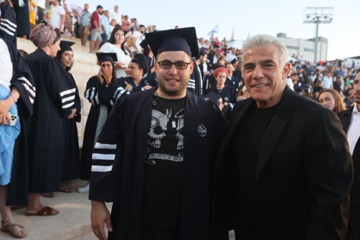 Yaïr Lapid à l'université d'Ariel pour la remise de diplôme de son fils