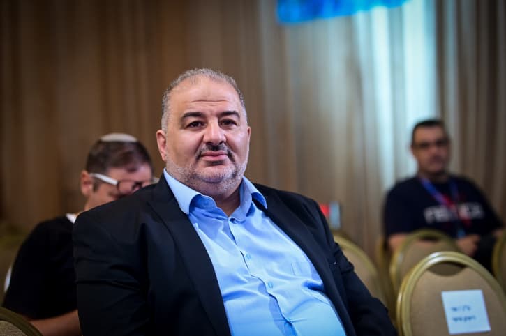 Yariv Levin cherche-t-il à s’assurer du soutien de Mansour Abbas?