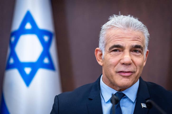 Lapid part en vacances: critiques à gauche