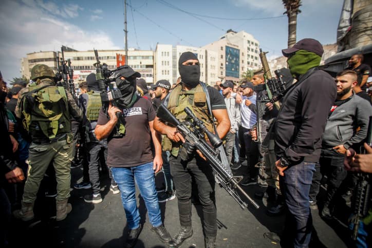 Quatre terroristes de la »Fosse aux lions » se sont rendus à l’Autorité palestinienne