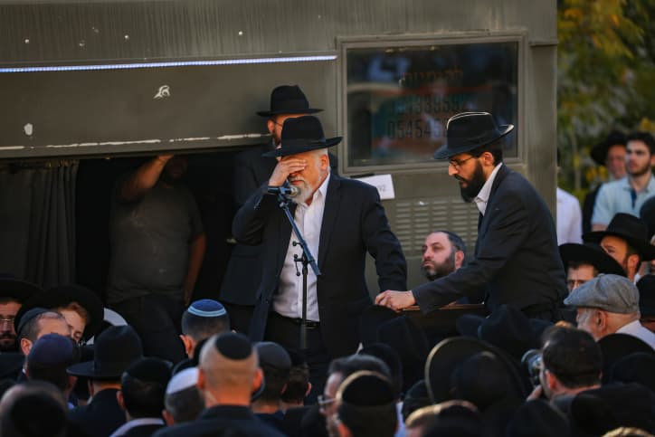 Des centaines de personnes présentes lors de l’enterrement d’Arié Sheshopek, z’l