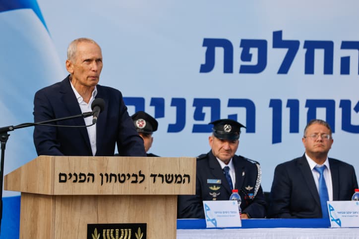 Passations de pouvoir dans les différents ministères. Omer Bar Lev s’en prend aux habitants des implantations