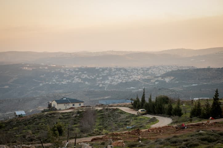 Des missionnaires infiltrés dans des localités juives de Judée-Samarie sous couvert d’être des olim français