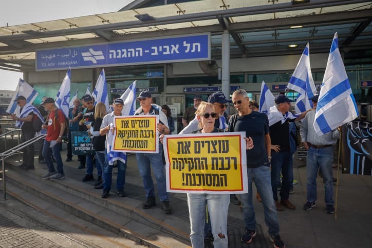 Routes et trains bloqués, manifestations: les opposants à la réforme judiciaire entament une nouvelle journée de protestation