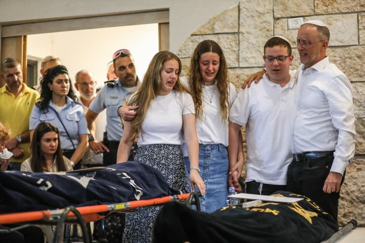 Des milliers de personnes présentes à l’enterrement de Rina et Maya Dee, z’l