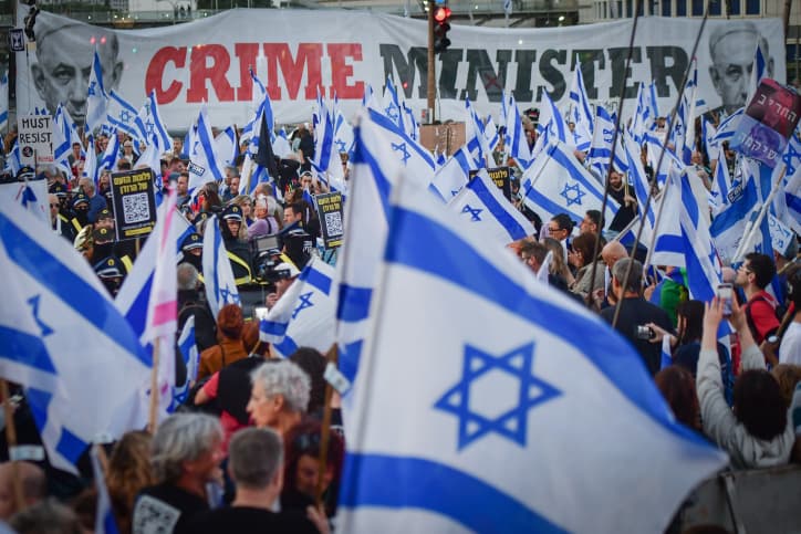 Manifestations à Tel Aviv: des jeunes brûlent leur ordre d’incorporation à l’armée