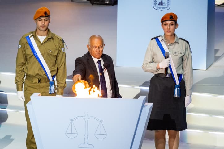 Emouvant: la cérémonie des flambeaux pour le 75e anniversaire de l’Etat