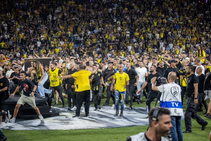 Malgré la victoire le Beitar Jérusalem n’a pas pu soulever la coupe en raison du comportement de ses supporters