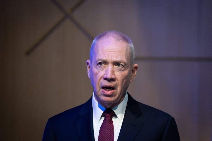 Yoav Gallant est favorable au retour des travailleurs palestiniens sur le territoire israélien