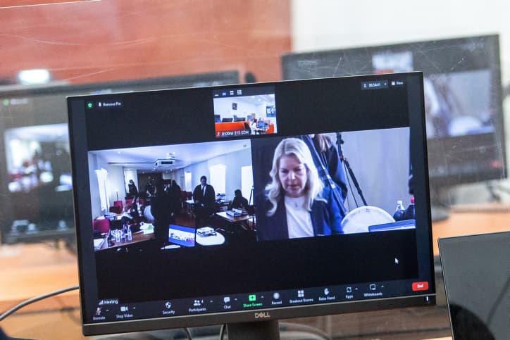 »On appelait les chemises, les nains; les cigares, les feuilles et le champagne; les roses »: fin de la première journée d’audience d’Arnon Milchan