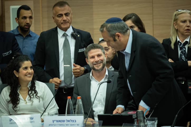 La réduction du champ d’application de la clause de raisonnabilité adoptée par la commission des Lois