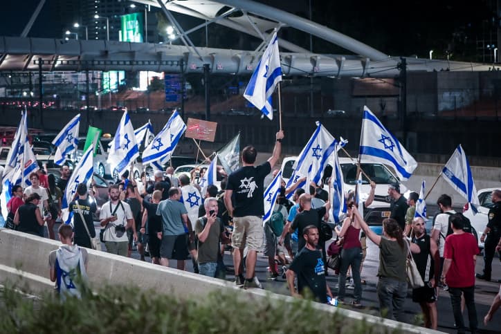 Ami Eshed le commandant de police de Tel Aviv refuse sa mutation et démissionne. Des manifestants bloquent Ayalon pour le soutenir