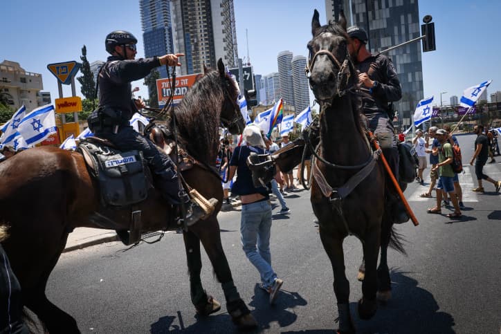 Manifestations contre la réforme judiciaire: le périphérique Ayalon à nouveau bloqué; 45 interpellations en une journée
