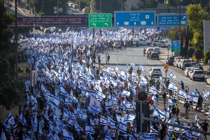 Des dizaines de milliers de manifestants à Jérusalem et Tel Aviv