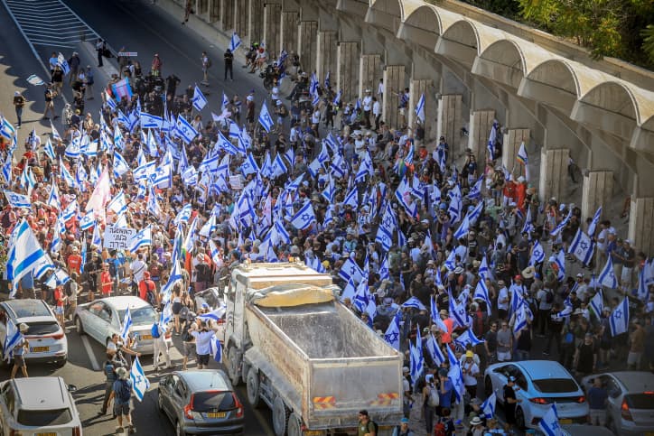 Après le vote à la Knesset: des manifestants bloquent le périphérique Begin à Jérusalem