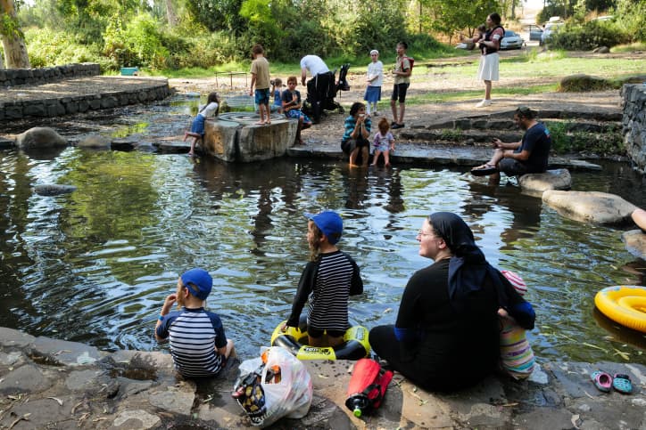 La conseillère juridique du gouvernement stoppe le projet de baignades séparées dans les sources naturelles